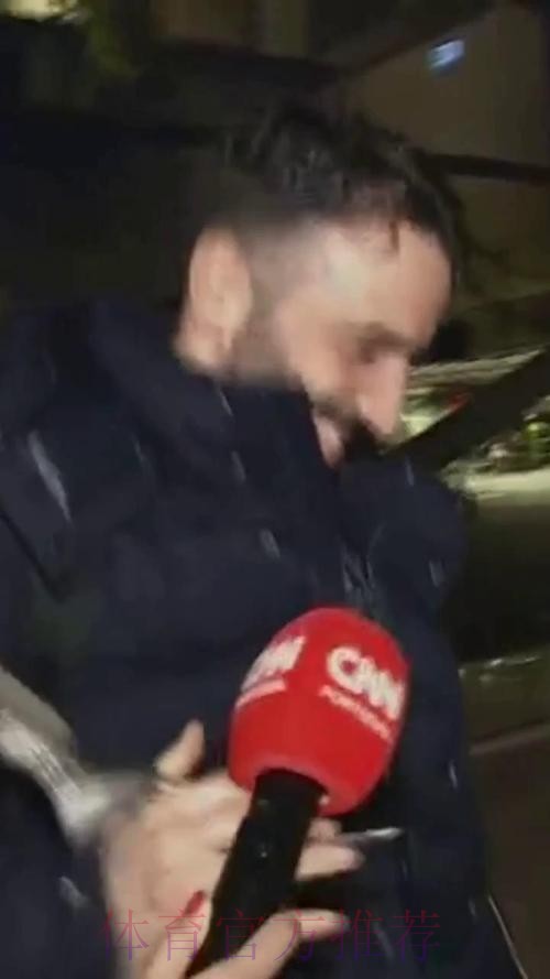 被曼联解雇的阿莫林已返回葡萄牙，面对记者提问笑而不语